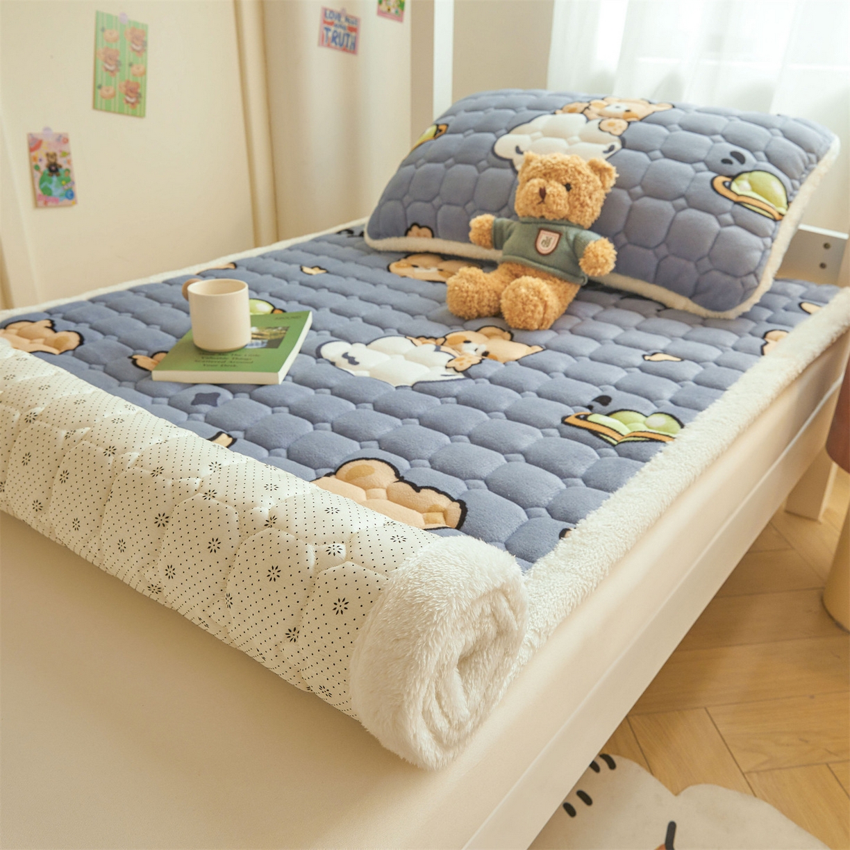 91家纺网 家纺一手货源 找家纺 雯豆家纺 2025新款牛奶绒床垫床护垫学生床褥子宿舍印花床褥铺底 牛奶绒床褥-云朵熊
