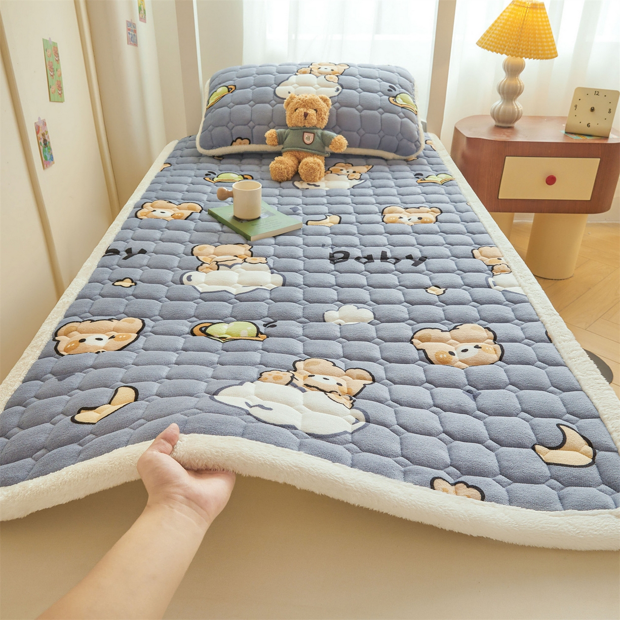 91家纺网 家纺一手货源 找家纺 雯豆家纺 2025新款牛奶绒床垫床护垫学生床褥子宿舍印花床褥铺底 牛奶绒床褥-云朵熊