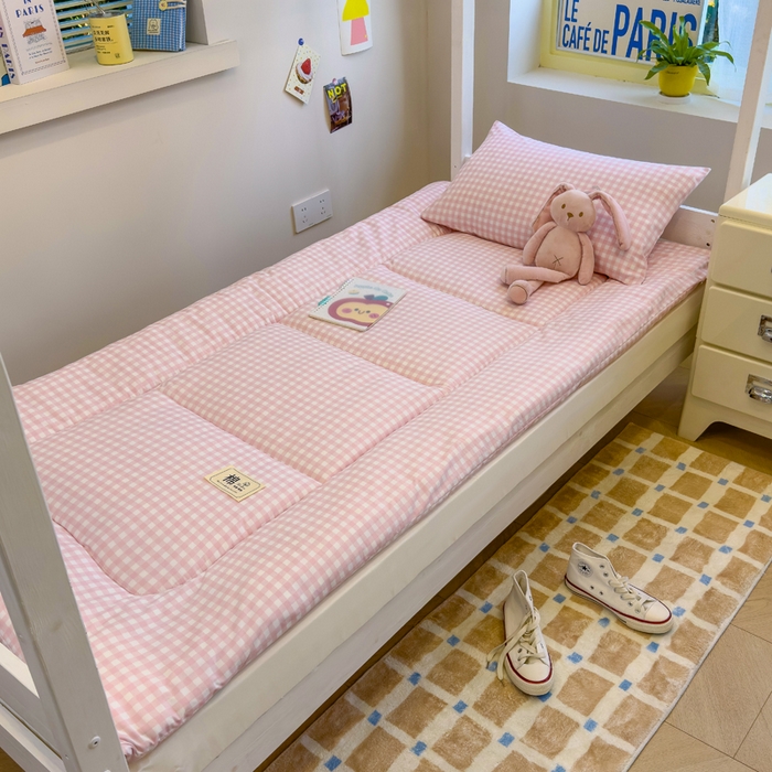 91家纺网 家纺一手货源 找家纺 默忆 2025新款学生新疆棉花床褥褥子 粉白格子