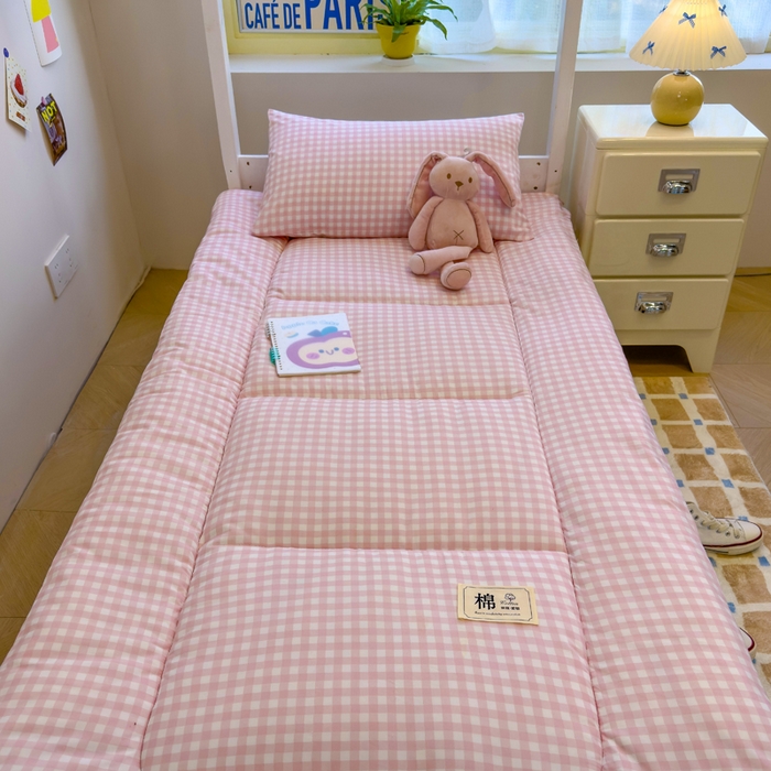 91家纺网 家纺一手货源 找家纺 默忆 2025新款学生新疆棉花床褥褥子 粉白格子