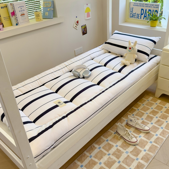 91家纺网 家纺一手货源 找家纺 默忆 2025新款学生新疆棉花床褥褥子 黑条纹