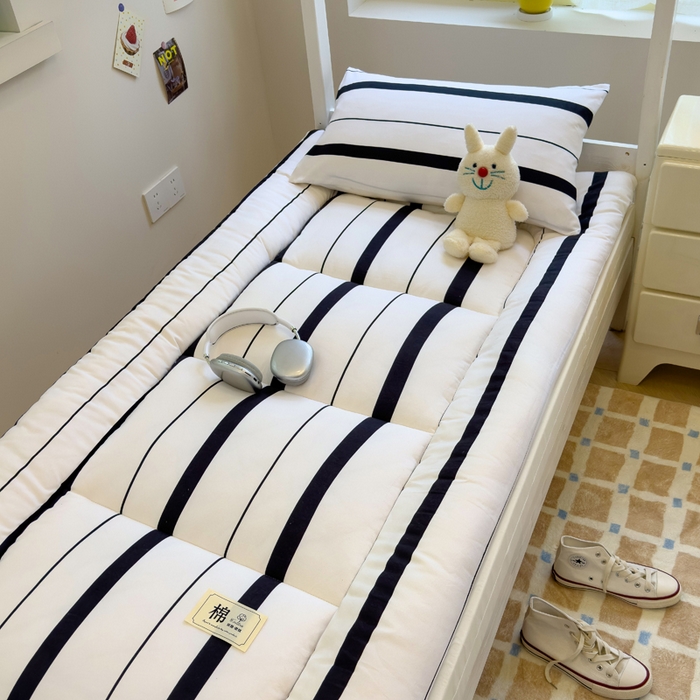 91家纺网 家纺一手货源 找家纺 默忆 2025新款学生新疆棉花床褥褥子 黑条纹