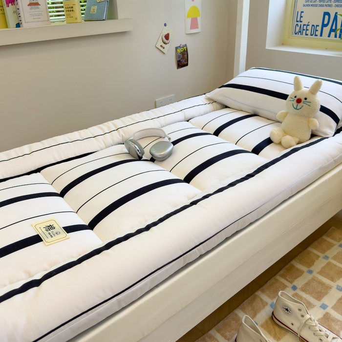 91家纺网 家纺一手货源 找家纺 默忆 2025新款学生新疆棉花床褥褥子 黑条纹