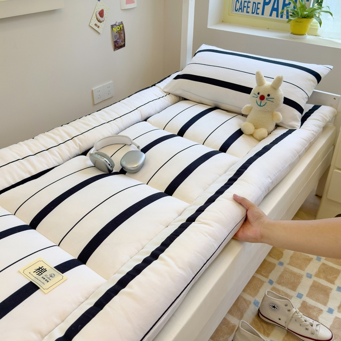 91家纺网 家纺一手货源 找家纺 默忆 2025新款学生新疆棉花床褥褥子 黑条纹