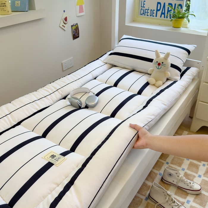 91家纺网 家纺一手货源 找家纺 默忆 2025新款学生新疆棉花床褥褥子 黑条纹