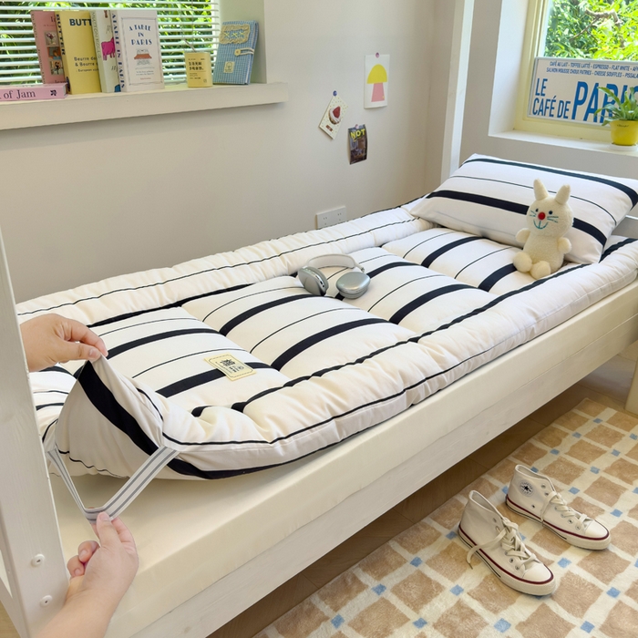 91家纺网 家纺一手货源 找家纺 默忆 2025新款学生新疆棉花床褥褥子 黑条纹