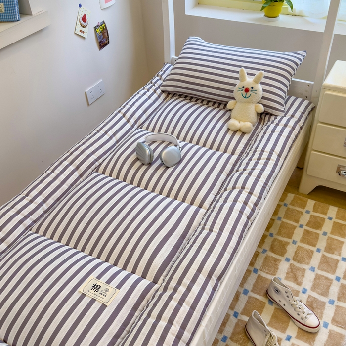 91家纺网 家纺一手货源 找家纺 默忆 2025新款学生新疆棉花床褥褥子 咖色竖条纹