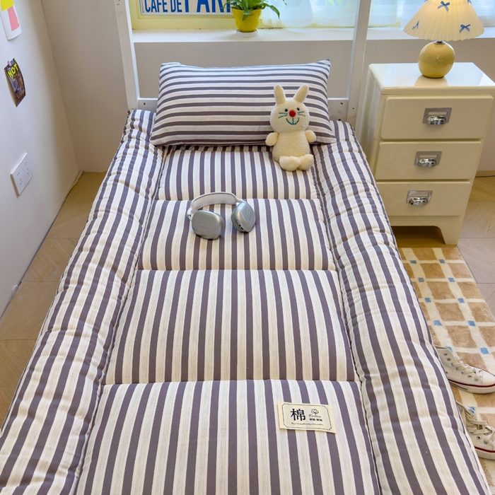 91家纺网 家纺一手货源 找家纺 默忆 2025新款学生新疆棉花床褥褥子 咖色竖条纹