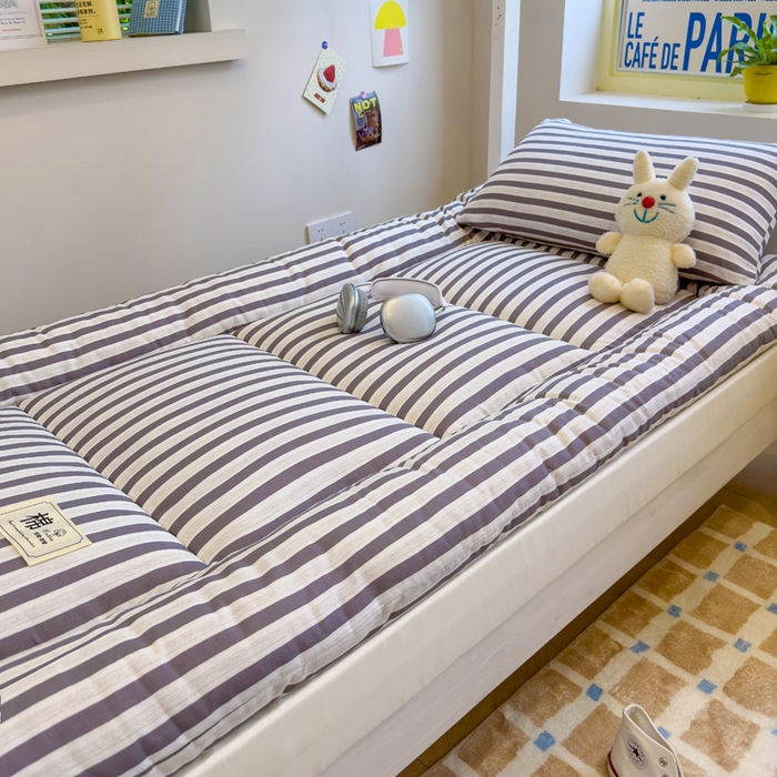 91家纺网 家纺一手货源 找家纺 默忆 2025新款学生新疆棉花床褥褥子 咖色竖条纹