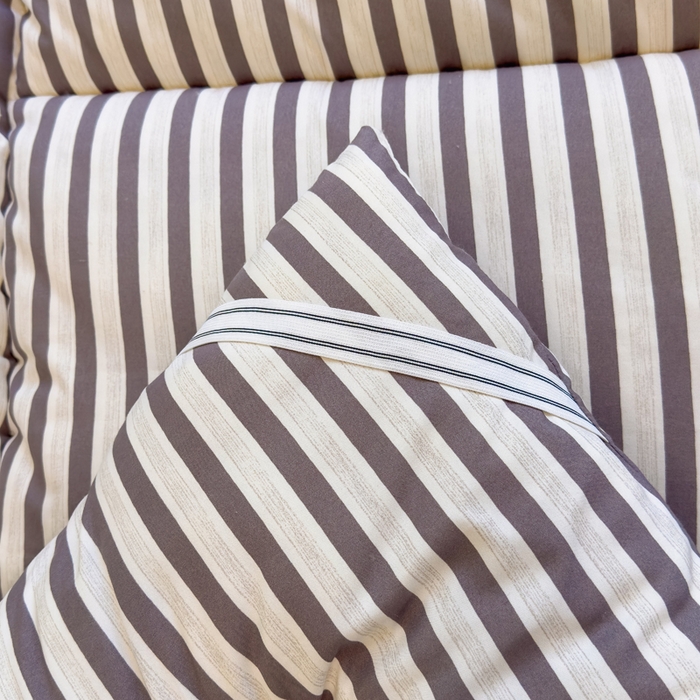 91家纺网 家纺一手货源 找家纺 默忆 2025新款学生新疆棉花床褥褥子 咖色竖条纹