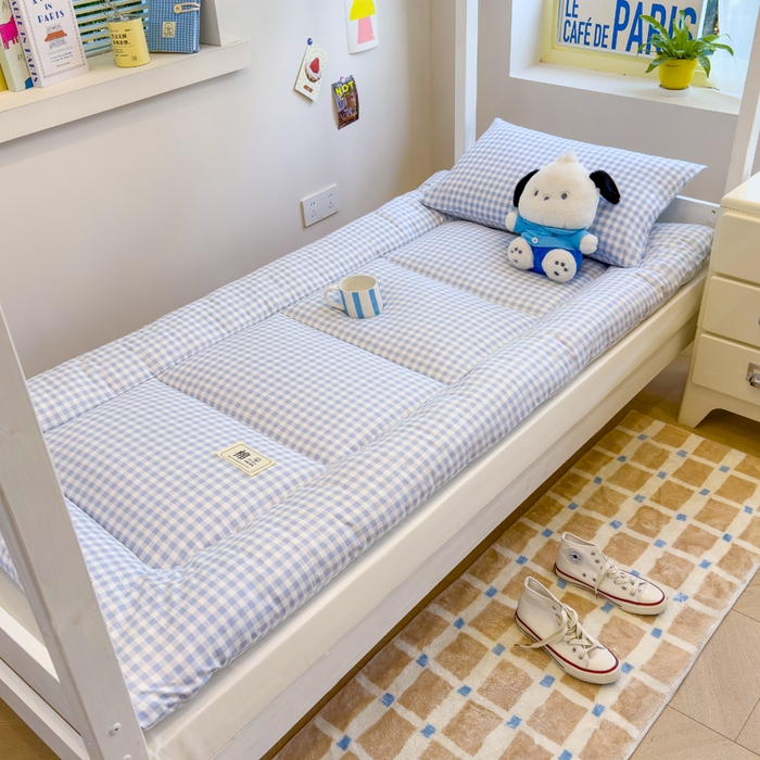 91家纺网 家纺一手货源 找家纺 默忆 2025新款学生新疆棉花床褥褥子 蓝白格子