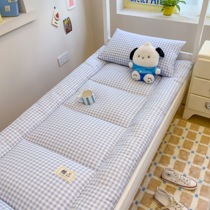 91家纺网 家纺一手货源 找家纺 默忆 2025新款学生新疆棉花床褥褥子 蓝白格子