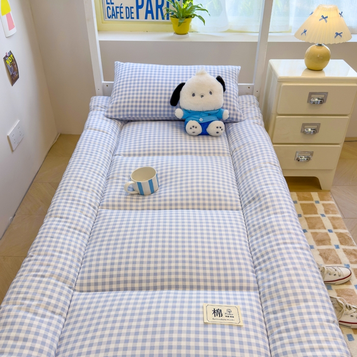 91家纺网 家纺一手货源 找家纺 默忆 2025新款学生新疆棉花床褥褥子 蓝白格子