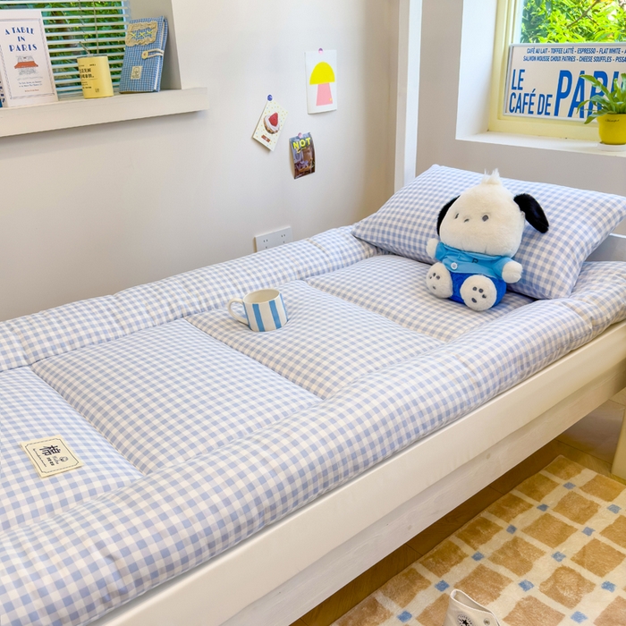 91家纺网 家纺一手货源 找家纺 默忆 2025新款学生新疆棉花床褥褥子 蓝白格子