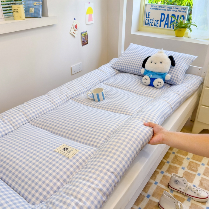 91家纺网 家纺一手货源 找家纺 默忆 2025新款学生新疆棉花床褥褥子 蓝白格子