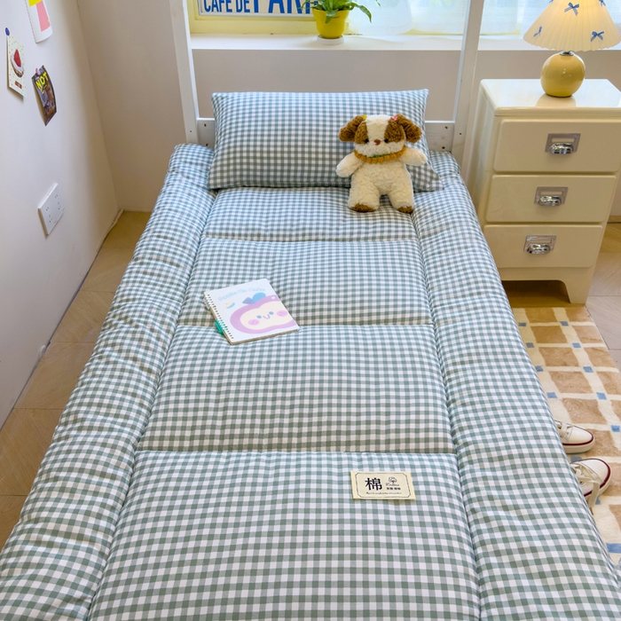 91家纺网 家纺一手货源 找家纺 默忆 2025新款学生新疆棉花床褥褥子 绿白格