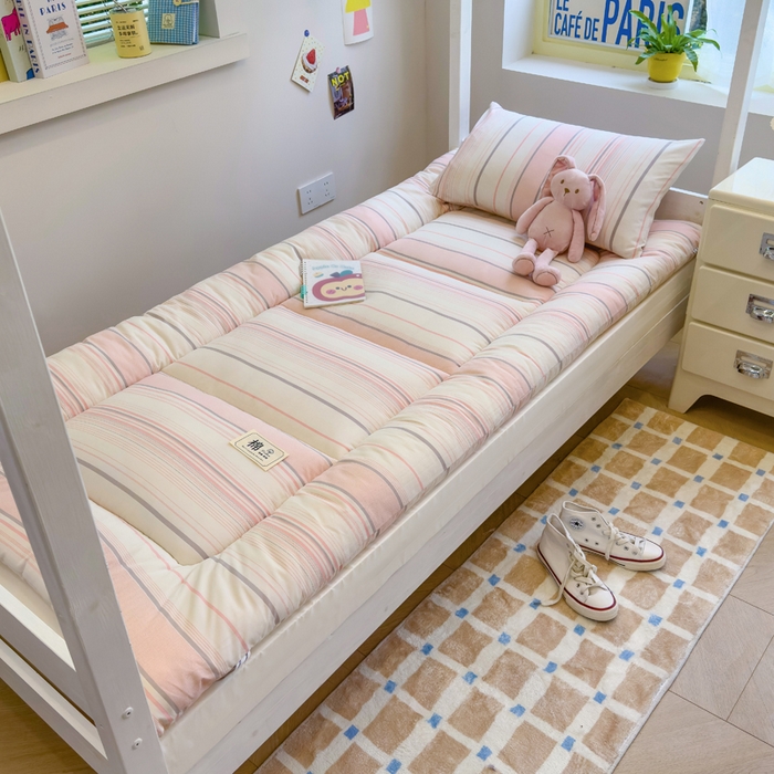 91家纺网 家纺一手货源 找家纺 默忆 2025新款学生新疆棉花床褥褥子 浅粉色条纹