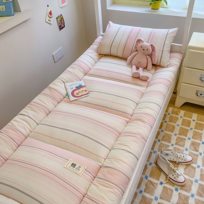 91家纺网 家纺一手货源 找家纺 默忆 2025新款学生新疆棉花床褥褥子 浅粉色条纹