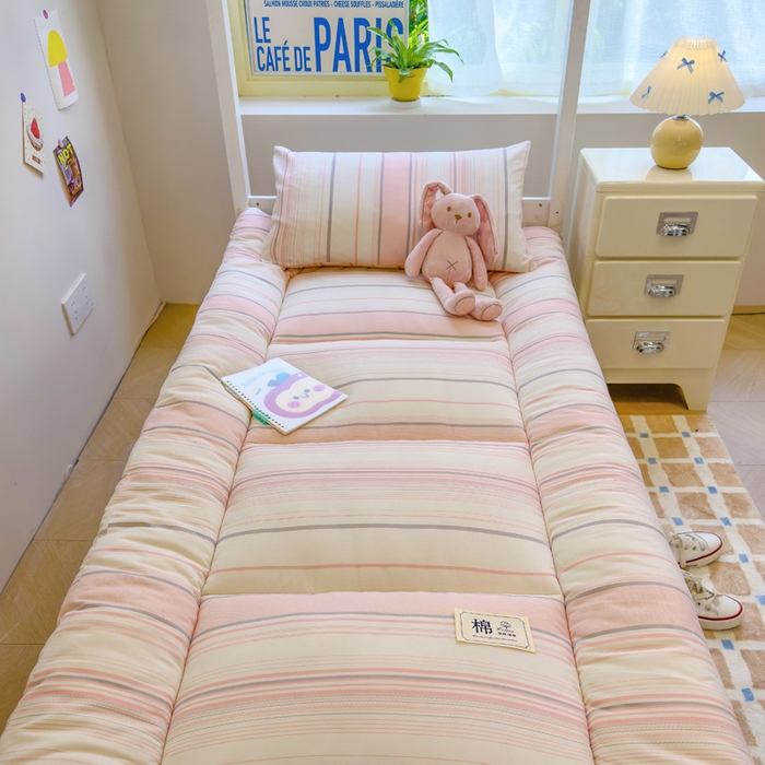 91家纺网 家纺一手货源 找家纺 默忆 2025新款学生新疆棉花床褥褥子 浅粉色条纹