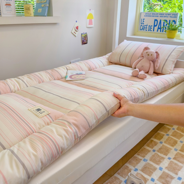 91家纺网 家纺一手货源 找家纺 默忆 2025新款学生新疆棉花床褥褥子 浅粉色条纹