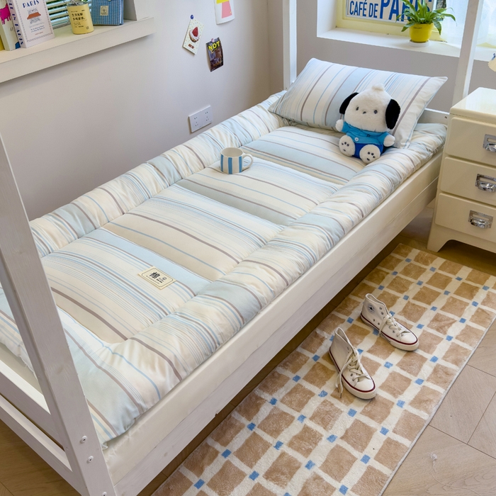 91家纺网 家纺一手货源 找家纺 默忆 2025新款学生新疆棉花床褥褥子 浅蓝色横条纹