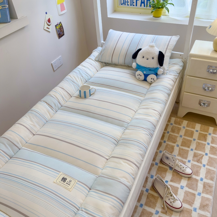 91家纺网 家纺一手货源 找家纺 默忆 2025新款学生新疆棉花床褥褥子 浅蓝色横条纹