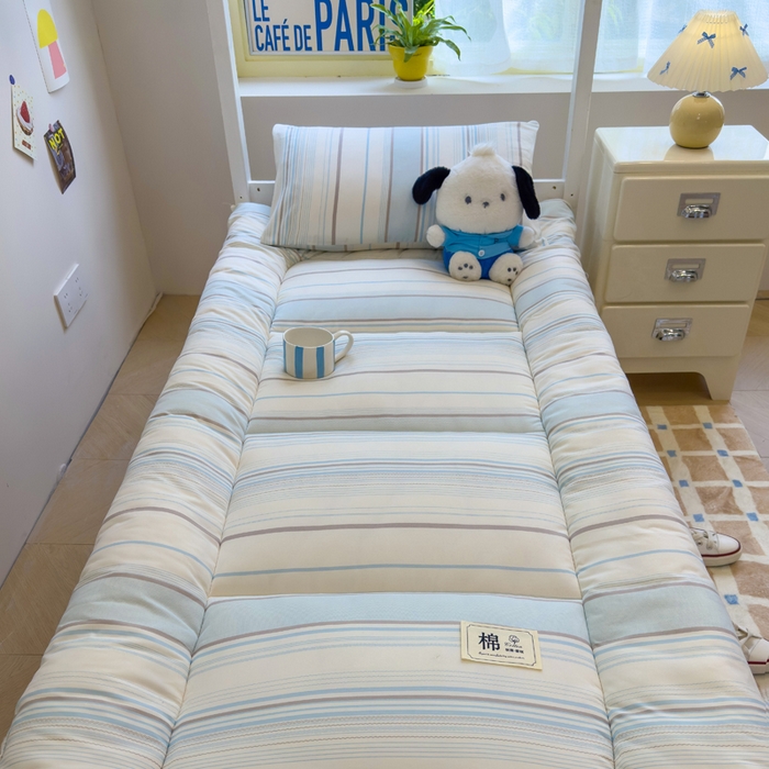 91家纺网 家纺一手货源 找家纺 默忆 2025新款学生新疆棉花床褥褥子 浅蓝色横条纹