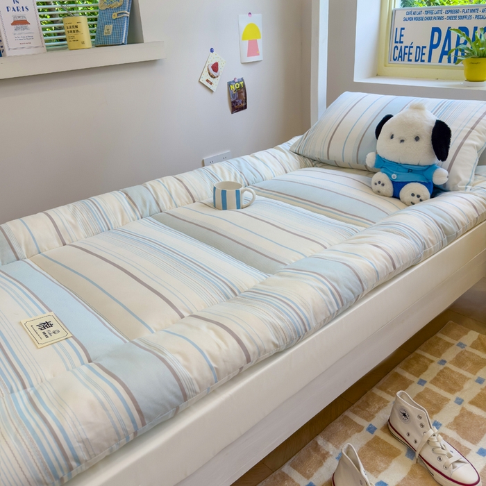 91家纺网 家纺一手货源 找家纺 默忆 2025新款学生新疆棉花床褥褥子 浅蓝色横条纹
