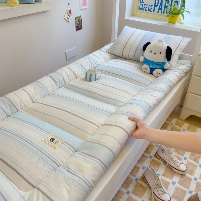 91家纺网 家纺一手货源 找家纺 默忆 2025新款学生新疆棉花床褥褥子 浅蓝色横条纹