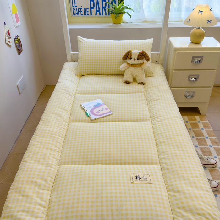 91家纺网 家纺一手货源 找家纺 默忆 2025新款学生新疆棉花床褥褥子 浅色黄格子