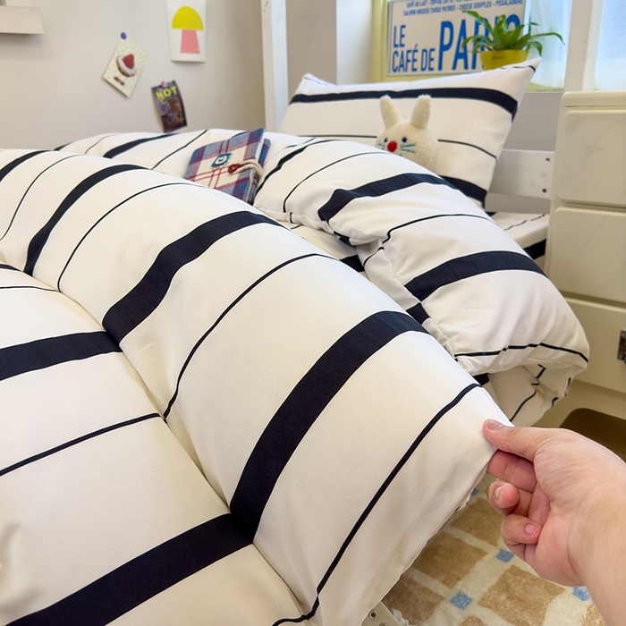 91家纺网 家纺一手货源 找家纺 默忆 2025新款亲肤水洗棉学生三件套 灰白条纹