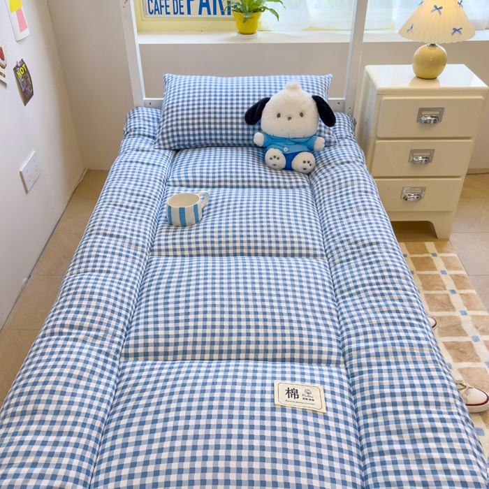 91家纺网 家纺一手货源 找家纺 默忆 2025新款学生新疆棉花床褥褥子 深蓝白小格