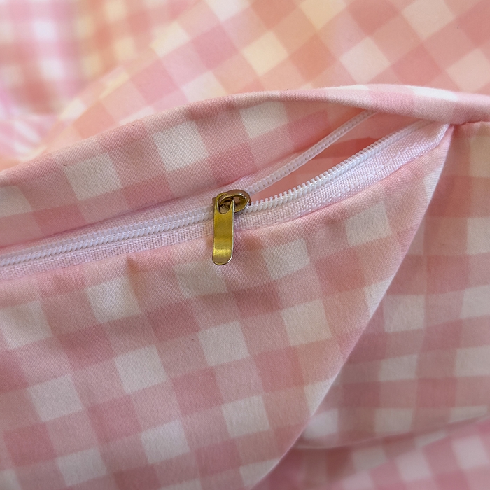 91家纺网 家纺一手货源 找家纺 默忆 2025新款亲肤水洗棉学生三件套 浅粉小格子