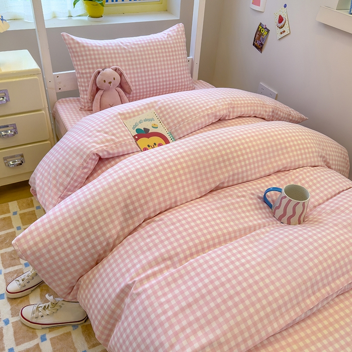 91家纺网 家纺一手货源 找家纺 默忆 2025新款亲肤水洗棉学生三件套 浅粉小格子