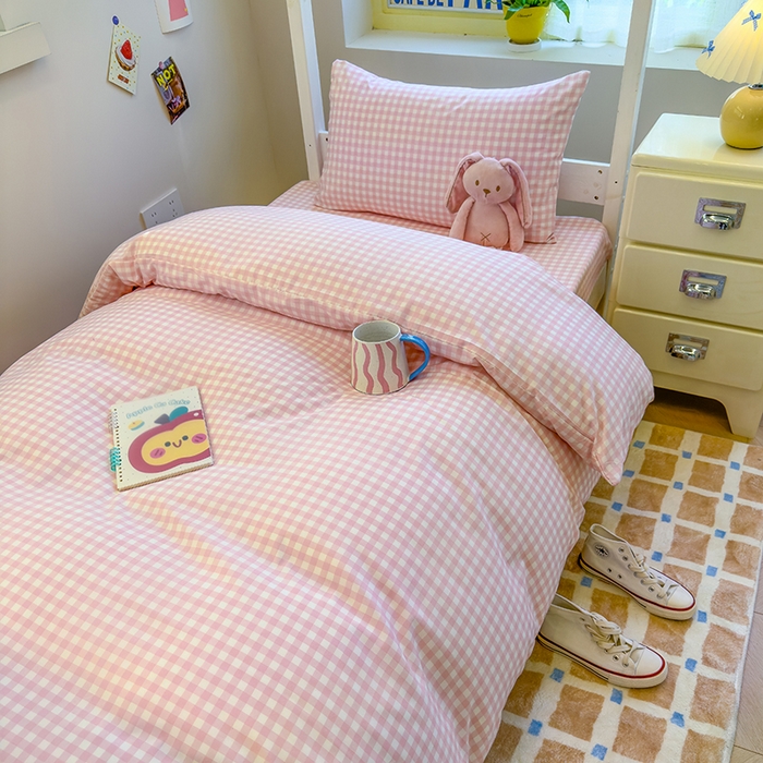 91家纺网 家纺一手货源 找家纺 默忆 2025新款亲肤水洗棉学生三件套 浅粉小格子