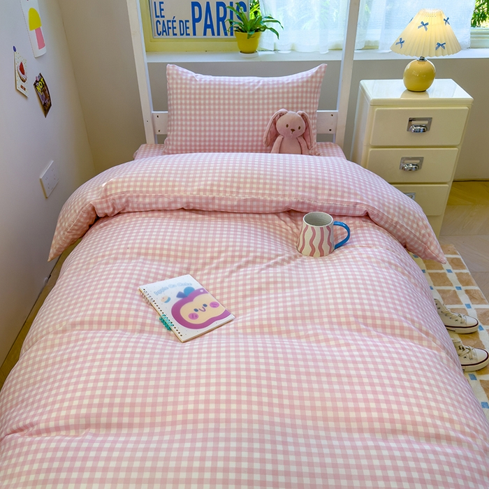 91家纺网 家纺一手货源 找家纺 默忆 2025新款亲肤水洗棉学生三件套 浅粉小格子