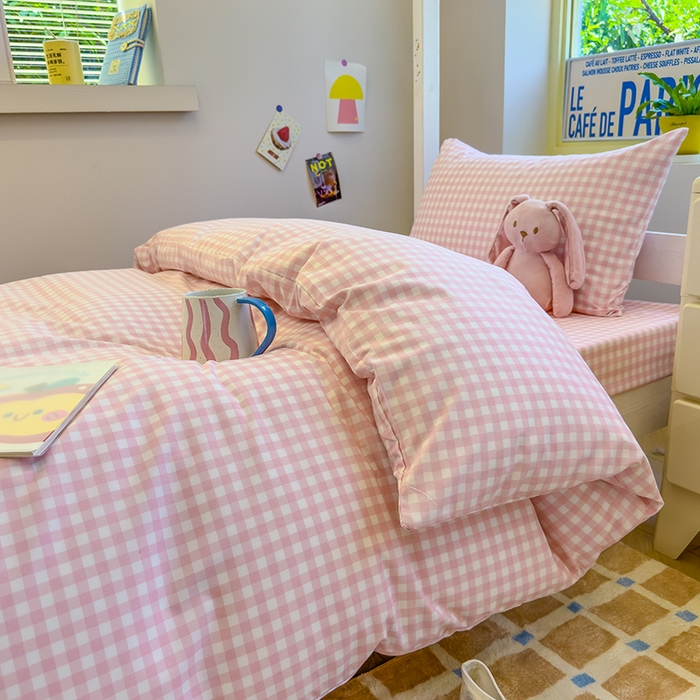 91家纺网 家纺一手货源 找家纺 默忆 2025新款亲肤水洗棉学生三件套 浅粉小格子