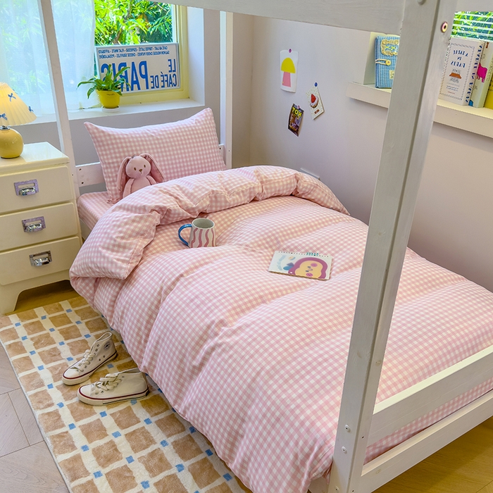 91家纺网 家纺一手货源 找家纺 默忆 2025新款亲肤水洗棉学生三件套 浅粉小格子