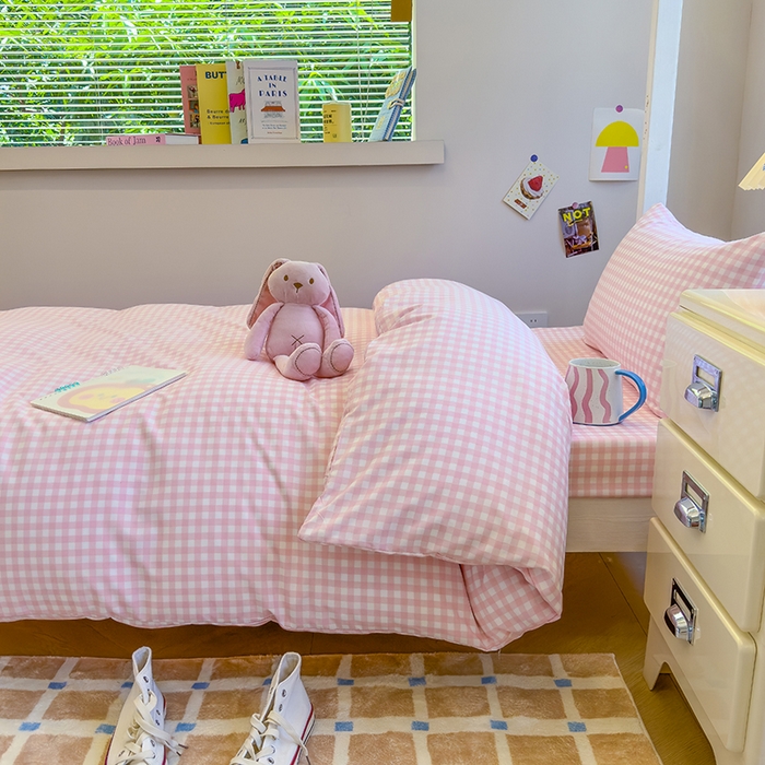 91家纺网 家纺一手货源 找家纺 默忆 2025新款亲肤水洗棉学生三件套 浅粉小格子