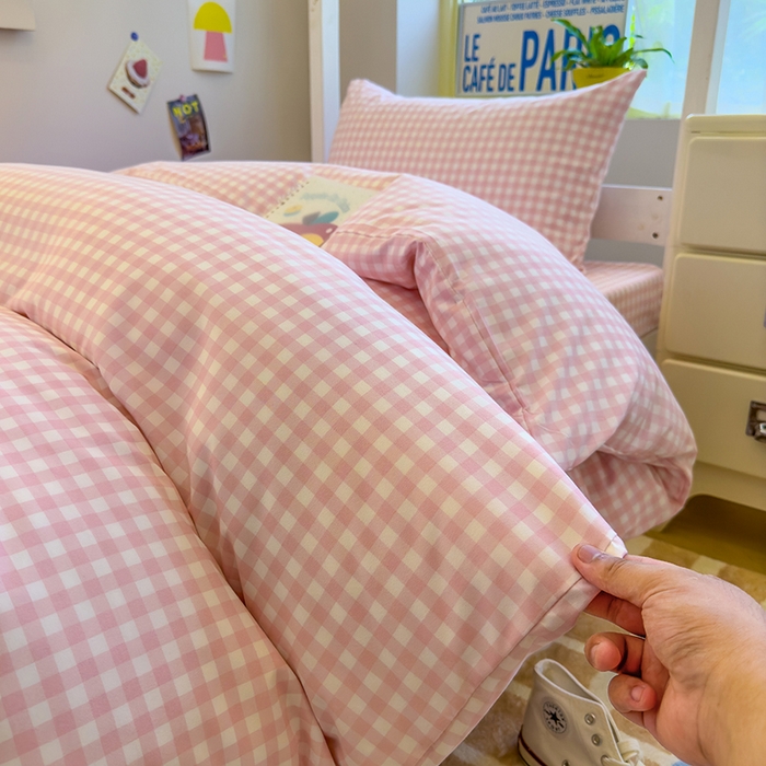 91家纺网 家纺一手货源 找家纺 默忆 2025新款亲肤水洗棉学生三件套 浅粉小格子