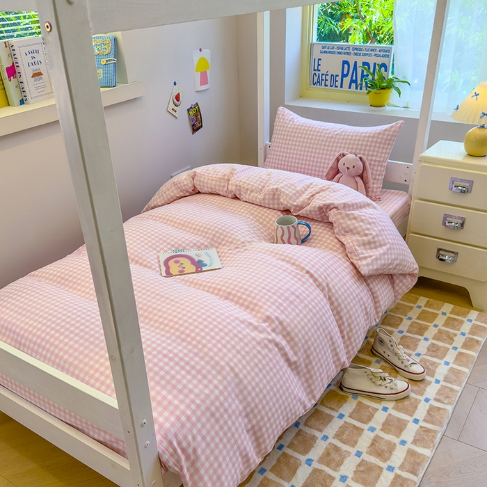 91家纺网 家纺一手货源 找家纺 默忆 2025新款亲肤水洗棉学生三件套 浅粉小格子