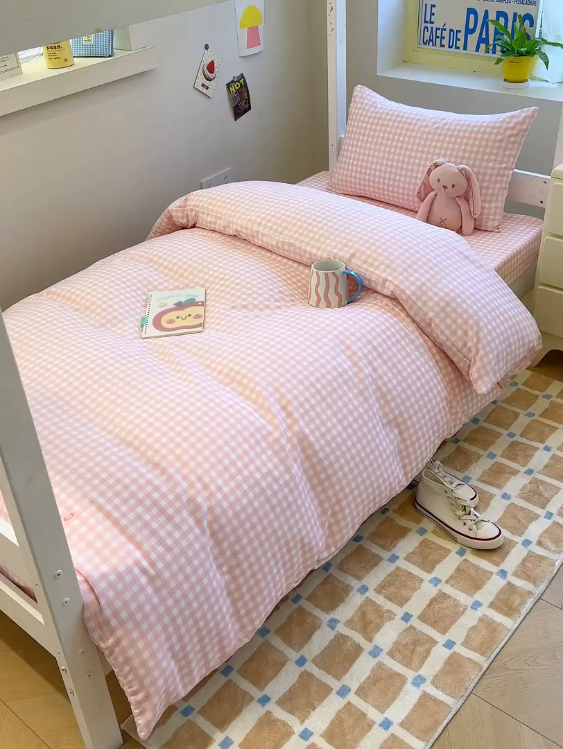 91家纺网 家纺一手货源 找家纺 默忆 2025新款亲肤水洗棉学生三件套 浅粉小格子