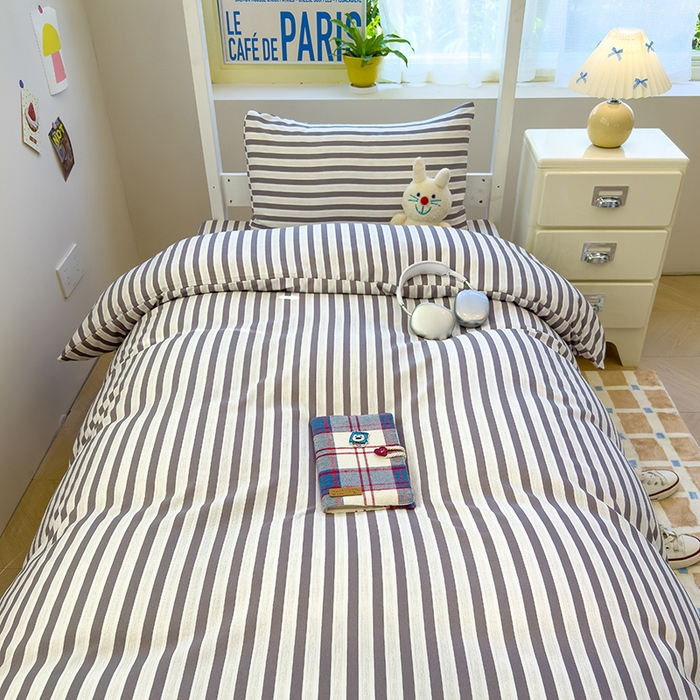 91家纺网 家纺一手货源 找家纺 默忆 2025新款亲肤水洗棉学生三件套 浅咖条纹