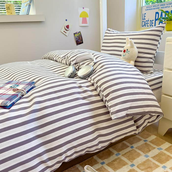 91家纺网 家纺一手货源 找家纺 默忆 2025新款亲肤水洗棉学生三件套 浅咖条纹