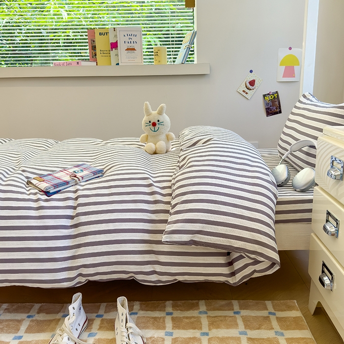 91家纺网 家纺一手货源 找家纺 默忆 2025新款亲肤水洗棉学生三件套 浅咖条纹