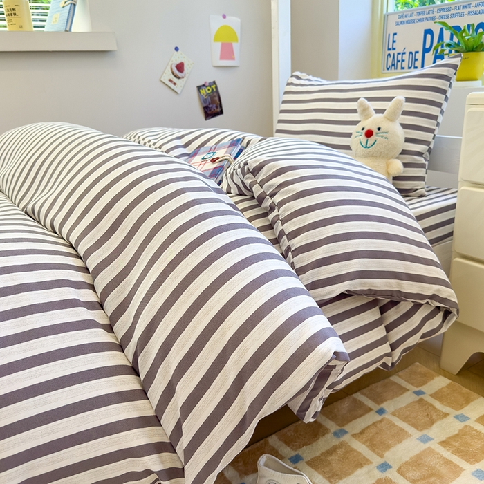 91家纺网 家纺一手货源 找家纺 默忆 2025新款亲肤水洗棉学生三件套 浅咖条纹