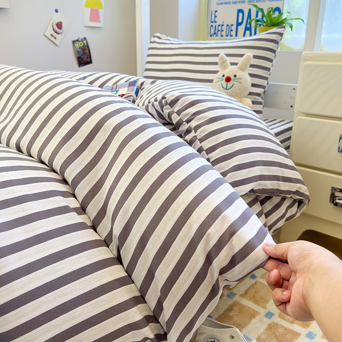 91家纺网 家纺一手货源 找家纺 默忆 2025新款亲肤水洗棉学生三件套 浅咖条纹