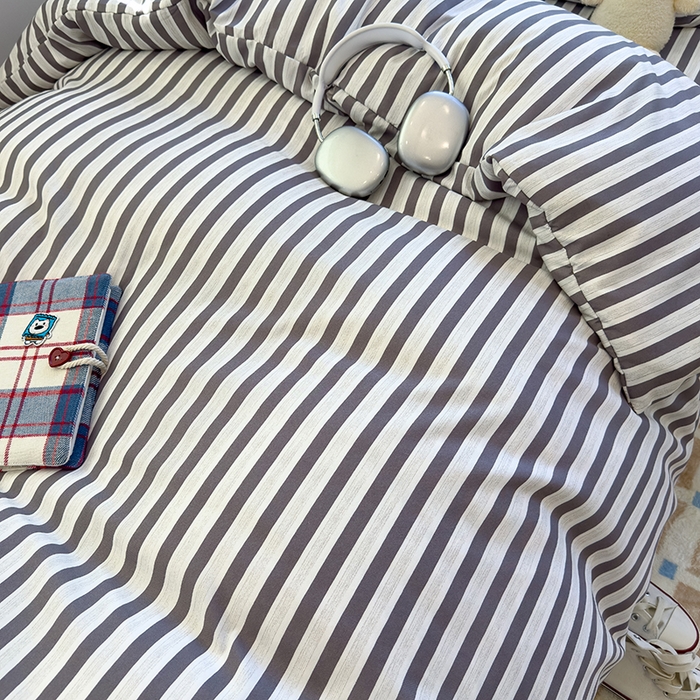 91家纺网 家纺一手货源 找家纺 默忆 2025新款亲肤水洗棉学生三件套 浅咖条纹