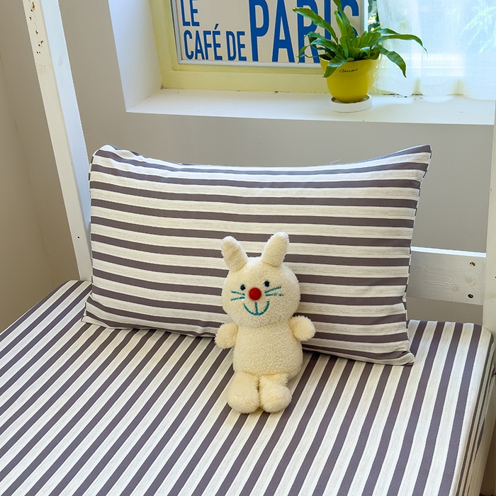 91家纺网 家纺一手货源 找家纺 默忆 2025新款亲肤水洗棉学生三件套 浅咖条纹