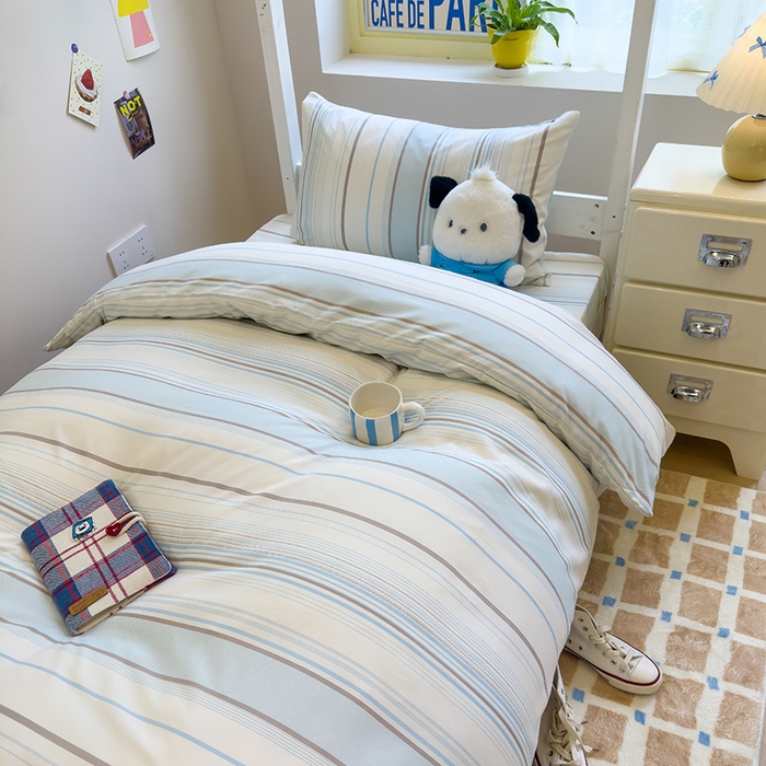 91家纺网 家纺一手货源 找家纺 默忆 2025新款亲肤水洗棉学生三件套 浅蓝条纹